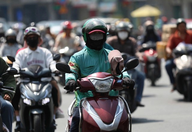Đợt nắng nóng ở miền Bắc còn tiếp diễn, nhiệt độ tiếp tục tăng những ngày tới- Ảnh 1.