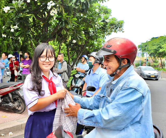 Thi lớp 10 tại TPHCM: Thí sinh nói đề Toán vừa sức, tự tin ‘bỏ túi’ điểm khá- Ảnh 3. Thi lớp 10 tại TPHCM: Thí sinh nói đề Toán vừa sức, tự tin ‘bỏ túi’ điểm khá- Ảnh 3.