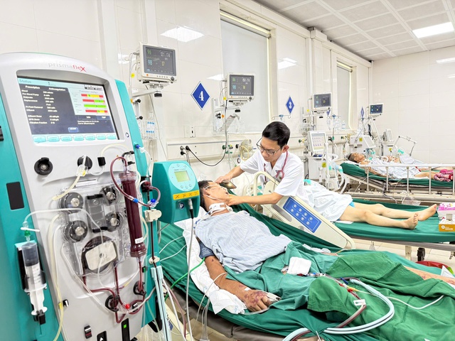 Bác sĩ Ngô Nam Hải, Trưởng khoa HSTC-CĐ kiểm tra sức khỏe bệnh nhân M. Bác sĩ Ngô Nam Hải, Trưởng khoa HSTC-CĐ kiểm tra sức khỏe bệnh nhân M.