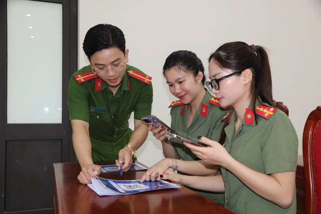 Gần dân từ không gian số
- Kỳ cuối: Công an xã đưa AI đến với người dân- Ảnh 6.