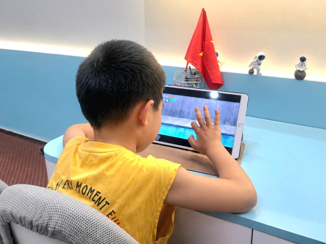 Bảo vệ trẻ em trong thời đại số
- Kỳ cuối: Cách giúp trẻ hạnh phúc, an toàn và tự tin trong kỷ nguyên số- Ảnh 2. Bảo vệ trẻ em trong thời đại số
- Kỳ cuối: Cách giúp trẻ hạnh phúc, an toàn và tự tin trong kỷ nguyên số- Ảnh 2.