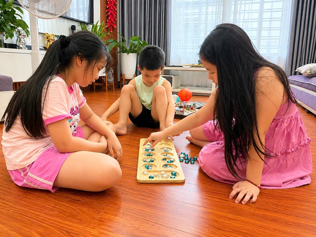 Bảo vệ trẻ em trong thời đại số
- Kỳ cuối: Cách giúp trẻ hạnh phúc, an toàn và tự tin trong kỷ nguyên số- Ảnh 3. Bảo vệ trẻ em trong thời đại số
- Kỳ cuối: Cách giúp trẻ hạnh phúc, an toàn và tự tin trong kỷ nguyên số- Ảnh 3.