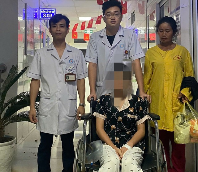 Bệnh viện bố trí xe cứu thương, bác sĩ đưa thí sinh vừa phẫu thuật đi thi lớp 10- Ảnh 2.