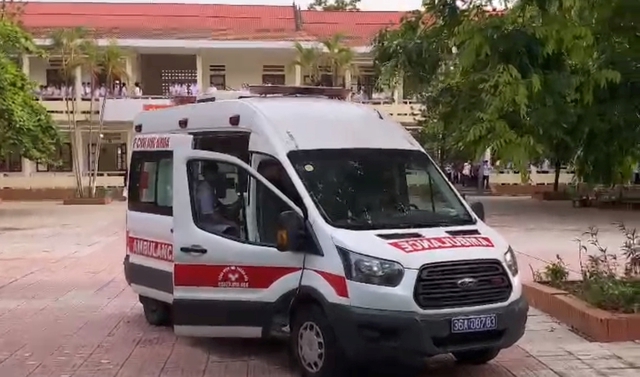 Bệnh viện bố trí xe cứu thương, bác sĩ đưa thí sinh vừa phẫu thuật đi thi lớp 10- Ảnh 4.
