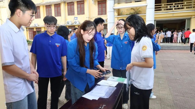 Bệnh viện bố trí xe cứu thương, bác sĩ đưa thí sinh vừa phẫu thuật đi thi lớp 10- Ảnh 1.