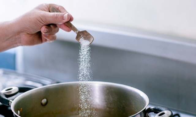 Ăn quá nhiều muối: 'Kẻ giết người thầm lặng' trong bữa ăn hằng ngày- Ảnh 1. Ăn quá nhiều muối: 'Kẻ giết người thầm lặng' trong bữa ăn hằng ngày- Ảnh 1.