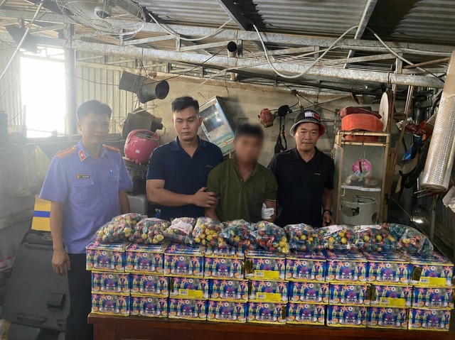 Bắt quả tang các đối tượng hút trộm dầu trên xe tải ở Đồng Nai- Ảnh 2. Bắt quả tang các đối tượng hút trộm dầu trên xe tải ở Đồng Nai- Ảnh 2.