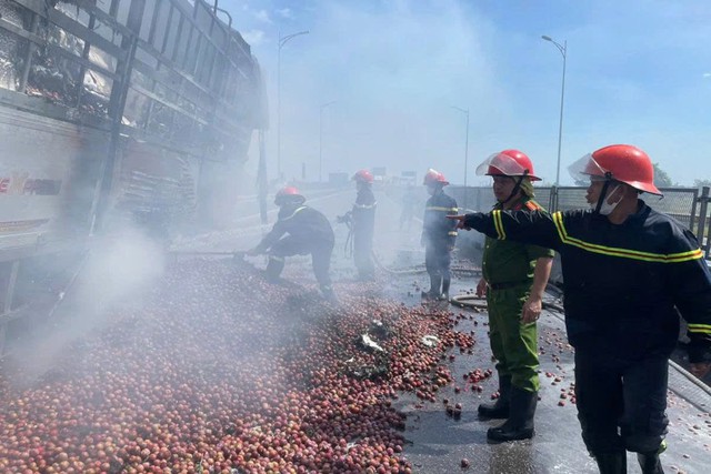 Xe tải chở nông sản bốc cháy dữ dội trên cao tốc- Ảnh 2. Xe tải chở nông sản bốc cháy dữ dội trên cao tốc- Ảnh 2.
