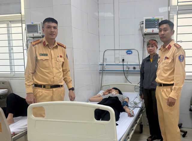 Dùng xuồng cao tốc đưa nữ thuyền viên nghi tai biến đi cấp cứu- Ảnh 2. Dùng xuồng cao tốc đưa nữ thuyền viên nghi tai biến đi cấp cứu- Ảnh 2.