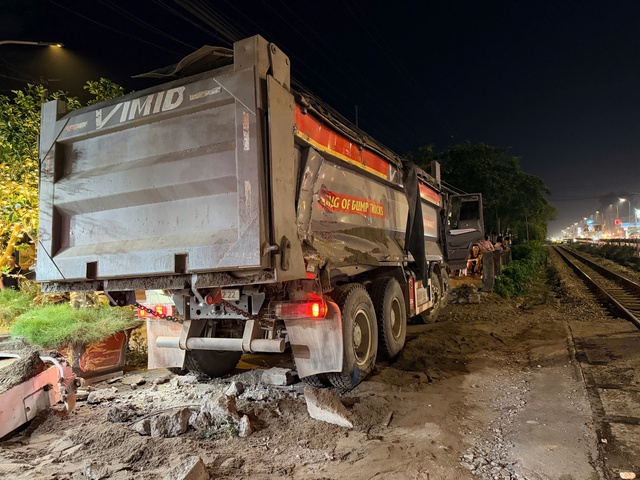 Vụ tàu hỏa đâm văng xe tải tại Thường Tín, Cục CSGT cảnh báo
nóng- Ảnh 2. Vụ tàu hỏa đâm văng xe tải tại Thường Tín, Cục CSGT cảnh báo
nóng- Ảnh 2.