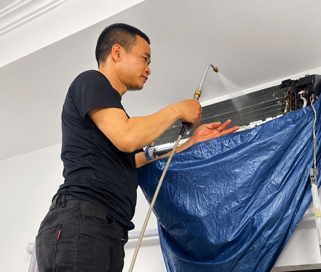 Thợ sửa điều hòa vạch trần chiêu 'móc túi' khách hàng: Bơm gas, thay tụ điện, báo tăng chi phí- Ảnh 2. Thợ sửa điều hòa vạch trần chiêu 'móc túi' khách hàng: Bơm gas, thay tụ điện, báo tăng chi phí- Ảnh 2.