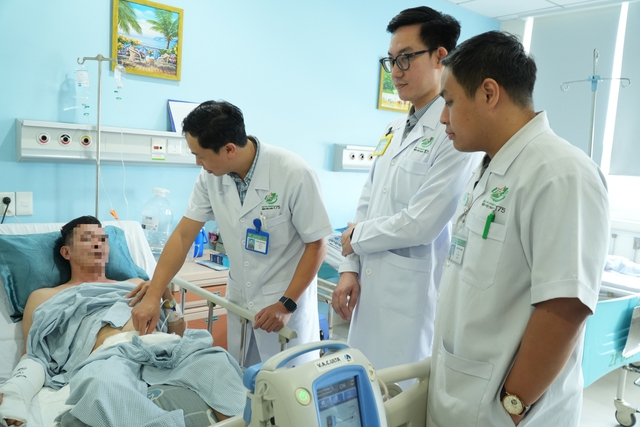Người đàn ông mất dương vật sau bỏng điện cao thế được bác sĩ tái tạo kịp thời- Ảnh 1. Người đàn ông mất dương vật sau bỏng điện cao thế được bác sĩ tái tạo kịp thời- Ảnh 1.