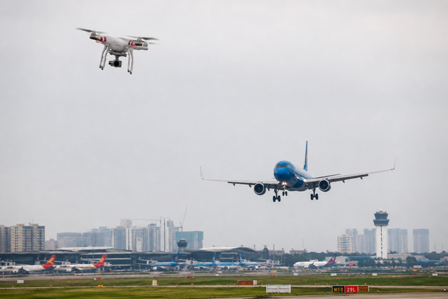 Liên tiếp xảy ra sự cố gần sân bay: Bay drone thế nào để không bị phạt?- Ảnh 2.