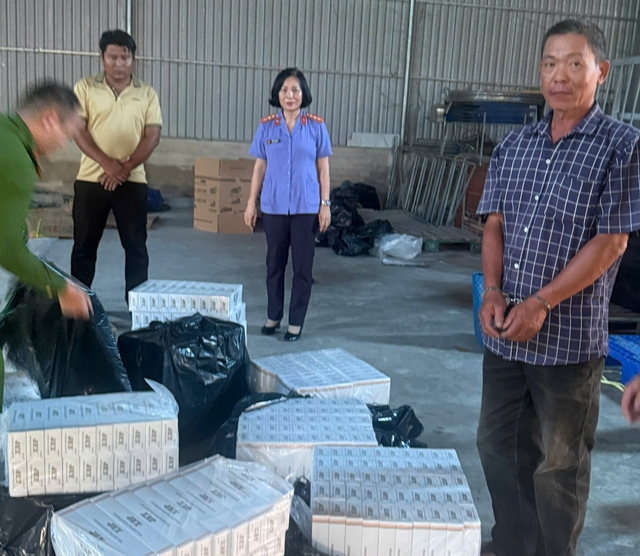 Người đàn ông chở thuốc lá lậu lao xe vào tổ công tác khiến một trung tá công an bị thương- Ảnh 1. Người đàn ông chở thuốc lá lậu lao xe vào tổ công tác khiến một trung tá công an bị thương- Ảnh 1.