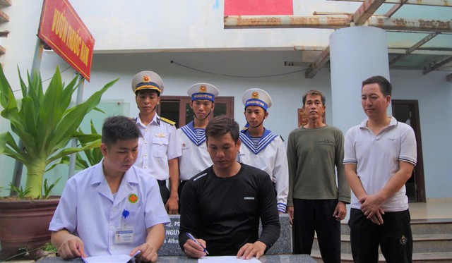 Một ngư dân bị viêm loét dạ dày được điều trị thành công ở Trường Sa- Ảnh 1. Một ngư dân bị viêm loét dạ dày được điều trị thành công ở Trường Sa- Ảnh 1.