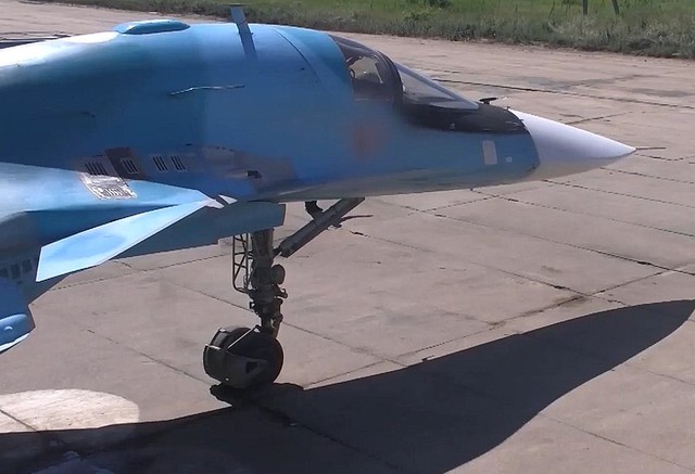 Phát hiện chi tiết lạ trên 'Thú mỏ vịt' Su-34 Nga- Ảnh 1.