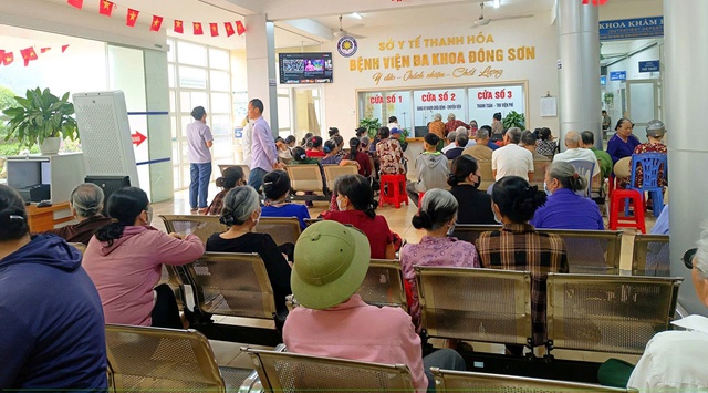 Quy trình 'một cửa' ở bệnh viện trên địa bàn phường giúp người dân khám nhanh, thủ tục gọn
- Ảnh 1. Quy trình 'một cửa' ở bệnh viện trên địa bàn phường giúp người dân khám nhanh, thủ tục gọn
- Ảnh 1.