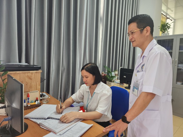 Quy trình 'một cửa' ở bệnh viện trên địa bàn phường giúp người dân khám nhanh, thủ tục gọn
- Ảnh 4. Quy trình 'một cửa' ở bệnh viện trên địa bàn phường giúp người dân khám nhanh, thủ tục gọn
- Ảnh 4.