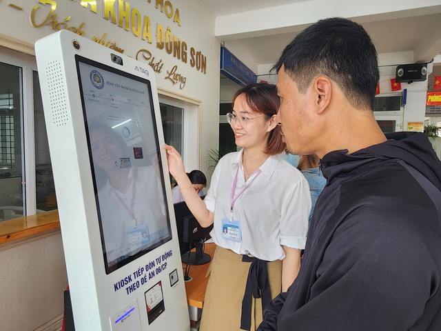 Quy trình 'một cửa' ở bệnh viện trên địa bàn phường giúp người dân khám nhanh, thủ tục gọn
- Ảnh 2. Quy trình 'một cửa' ở bệnh viện trên địa bàn phường giúp người dân khám nhanh, thủ tục gọn
- Ảnh 2.