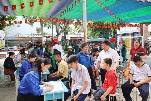 300 liều vaccine cúm đến với người dân phường Bình Tây, TPHCM- Ảnh 2. 300 liều vaccine cúm đến với người dân phường Bình Tây, TPHCM- Ảnh 2.
