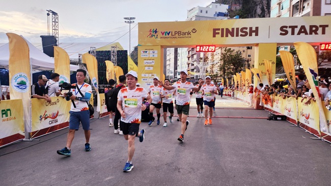 Hải Phòng: Nhiều vận động viên quốc tế tham gia giải Marathon 'Sắc màu hoàng hôn Cát Bà- 2024'

- Ảnh 10.