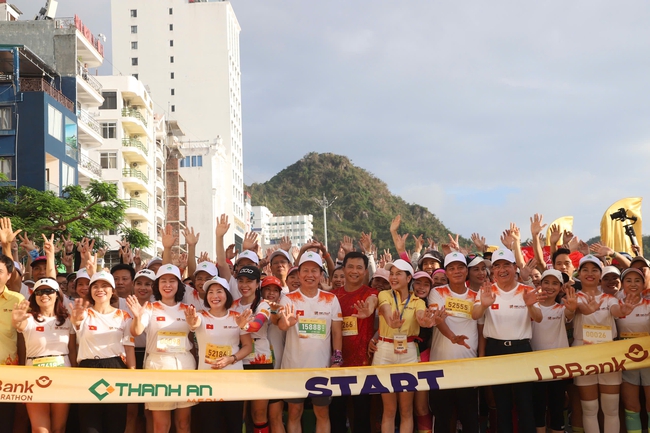 Hải Phòng: Nhiều vận động viên quốc tế tham gia giải Marathon 'Sắc màu hoàng hôn Cát Bà- 2024'

- Ảnh 2.