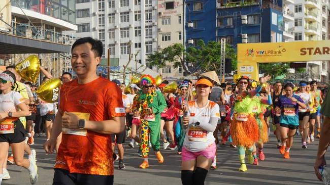 Hải Phòng: Nhiều vận động viên quốc tế tham gia giải Marathon 'Sắc màu hoàng hôn Cát Bà- 2024'

- Ảnh 4.