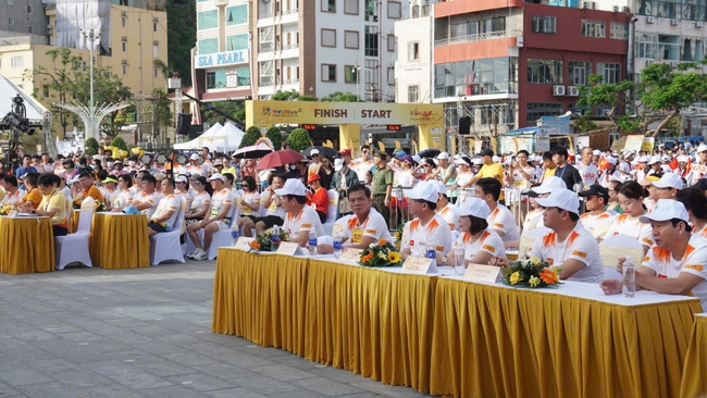 Hải Phòng: Nhiều vận động viên quốc tế tham gia giải Marathon 'Sắc màu hoàng hôn Cát Bà- 2024'

- Ảnh 1.