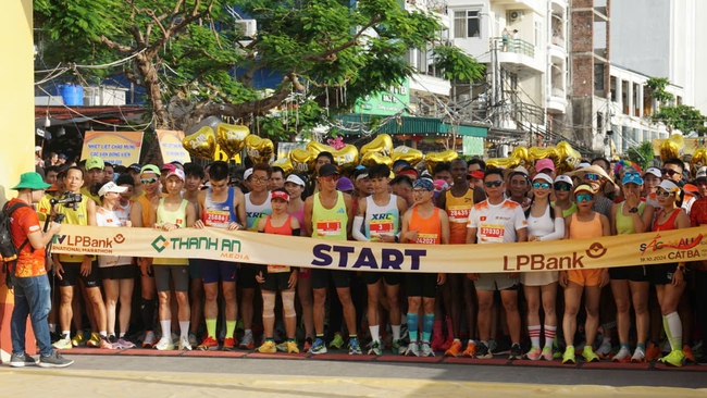 Hải Phòng: Nhiều vận động viên quốc tế tham gia giải Marathon 'Sắc màu hoàng hôn Cát Bà- 2024'

- Ảnh 3.