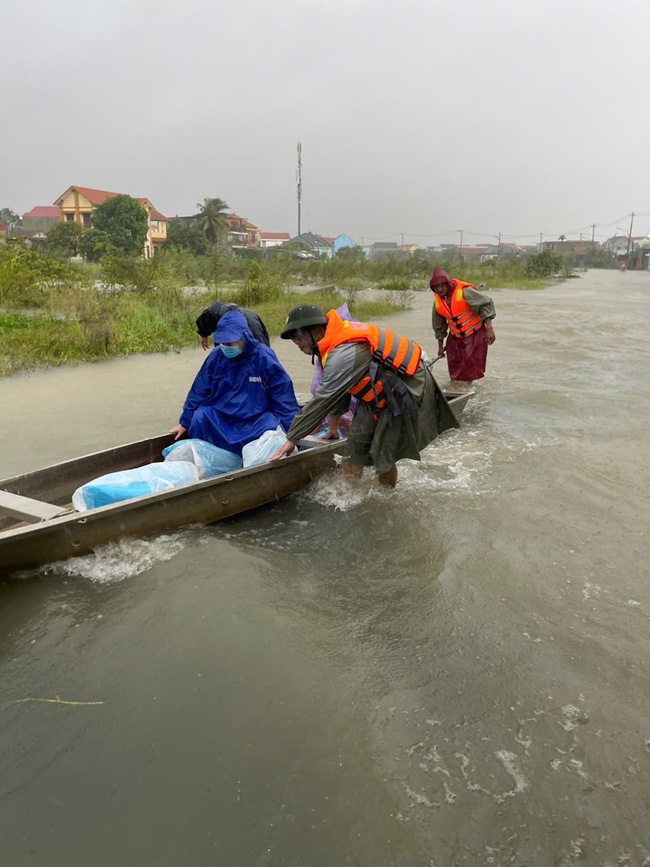 Băng vùng lũ đưa sản phụ 'vượt cạn'- Ảnh 1.