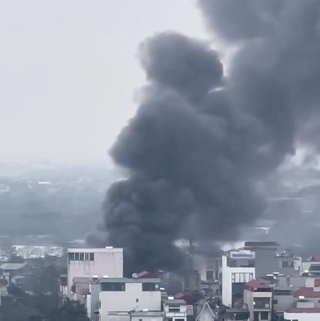 Video cháy lớn tại Hoàng Mai, Hà Nội- Ảnh 2.