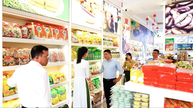  Nhiều cửa hàng bán đồ cho khách du lịch tại Móng Cái buộc phải dừng hoạt động- Ảnh 2.