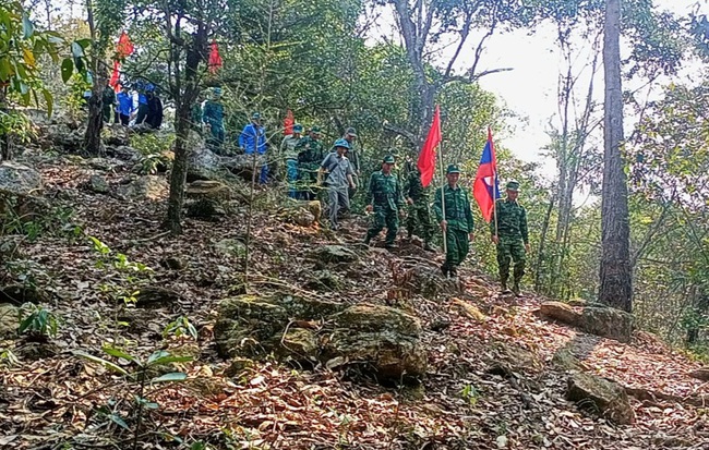 Đội hình tuần tra song phương biên giới Việt Nam – Lào.