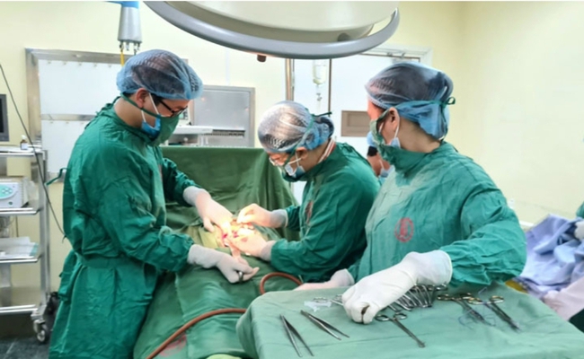 Bệnh viện Việt Nam - Thụy Điển Uông Bí truyền máu, phẫu thuật sống sản phụ giảm tiểu cầu, nguy kịch- Ảnh 1.
