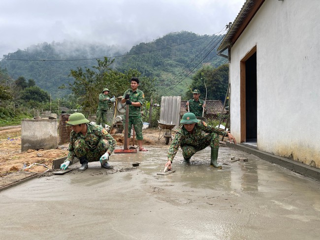 Bộ đội Biên phòng Nghệ An giúp người nghèo xây dựng nhà ở.