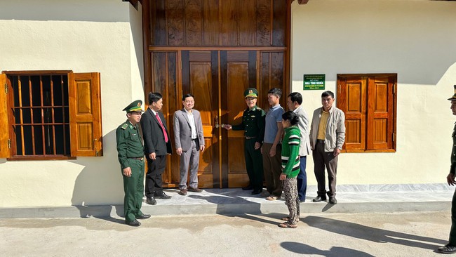 Đồn Biên phòng Nhôn Mai phối hợp bàn giao ngôi nhà cho gia đình chị Lô Thị Thắm và ông Lô Văn Tiến.