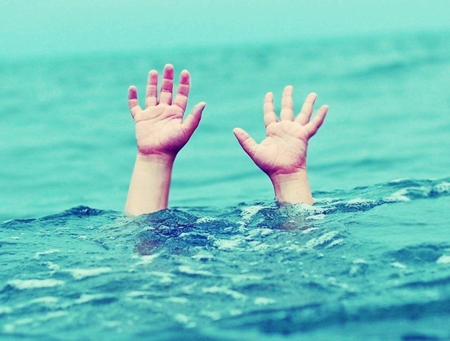 Bơi ra cứu bạn, nam sinh lớp 8 bị sóng cuốn mất tích- Ảnh 1.