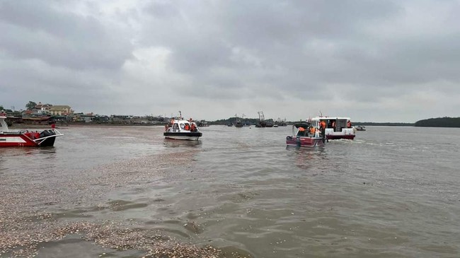Tìm thấy các nạn nhân đầu tiên trong trận dông lốc lật thuyền ở Quảng Ninh- Ảnh 1.