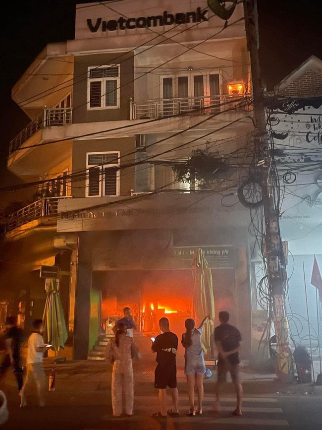 Cháy phòng giao dịch ngân hàng Vietcombank trong đêm- Ảnh 1.