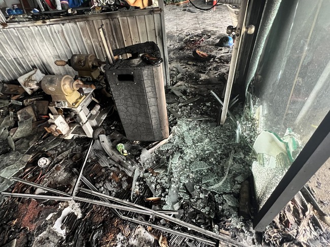 Cháy xưởng nội thất ô tô thiệt hại hàng tỷ đồng - Ảnh 2.