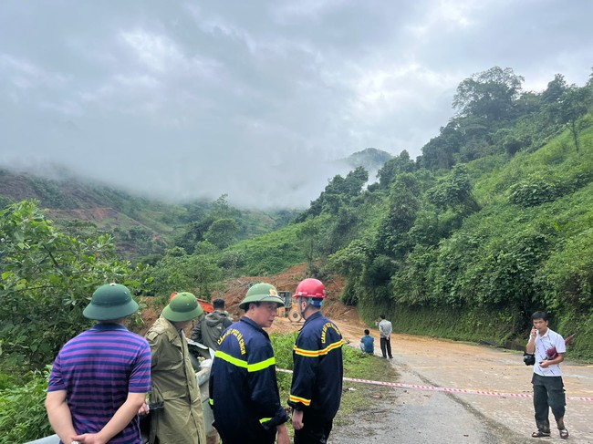 Lãnh đạo địa phương và các lực lượng y tế, cứu hộ có mặt xử lý vụ tai nạn thảm khốc.