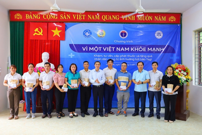 GS.TS Trần Văn Thuấn - Thứ trưởng Bộ Y tế và ông Nguyễn Văn Toàn - Phó Chủ tịch UBND tỉnh Hòa Bình trao quà tới người dân.