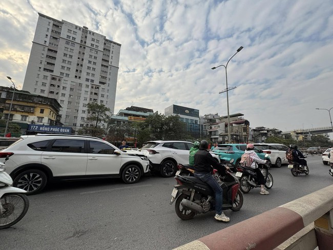 Tai nạn giao thông liên hoàn giữa 4 ô tô tại cầu vượt Ngã Tư Vọng- Ảnh 2.