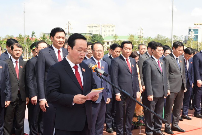 Đoàn đại biểu Đại hội Đảng bộ Nghệ An dâng hoa, báo công với Bác Hồ
- Ảnh 2.