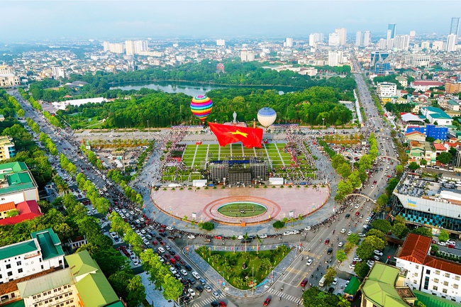 Đại kỳ tung bay trên Quảng trường Hồ Chí Minh. Ảnh: Từ Thành.