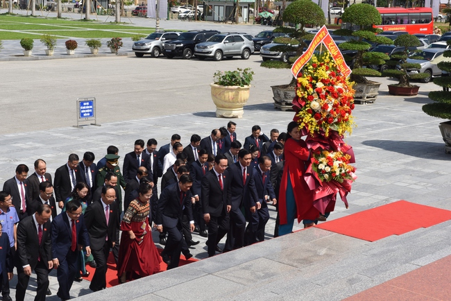 Đoàn đại biểu Đại hội Đảng bộ Nghệ An dâng hoa, báo công với Bác Hồ
- Ảnh 1.