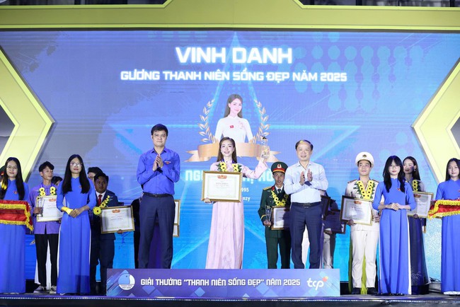 Trưởng bản cứu 90 người thoát lũ dữ, Hòa Minzy là ‘Thanh niên sống đẹp’ năm 2025- Ảnh 4.