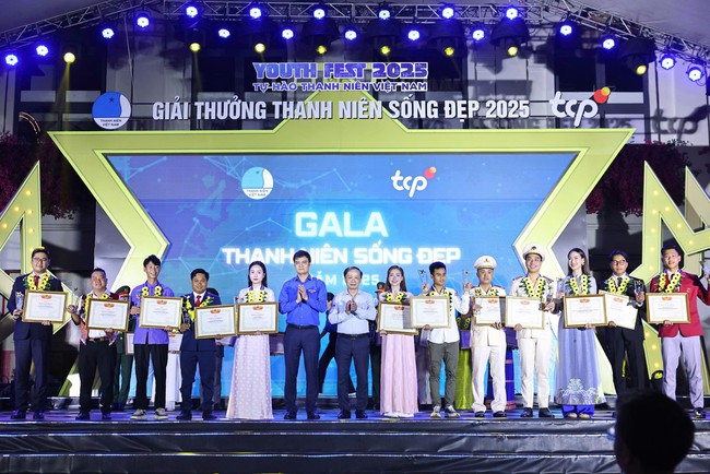 Trưởng bản cứu 90 người thoát lũ dữ, Hòa Minzy là ‘Thanh niên sống đẹp’ năm 2025- Ảnh 2.