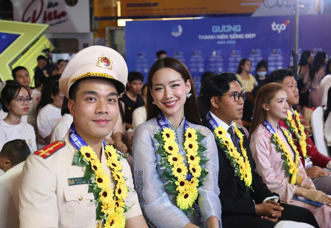 Trưởng bản cứu 90 người thoát lũ dữ, Hòa Minzy là ‘Thanh niên sống đẹp’ năm 2025- Ảnh 5.