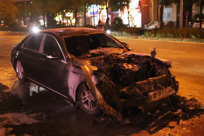 Xe Mercedes cháy rụi trên phố Nguyễn Hoàng, Hà Nội- Ảnh 2. Xe Mercedes cháy rụi trên phố Nguyễn Hoàng, Hà Nội- Ảnh 2.